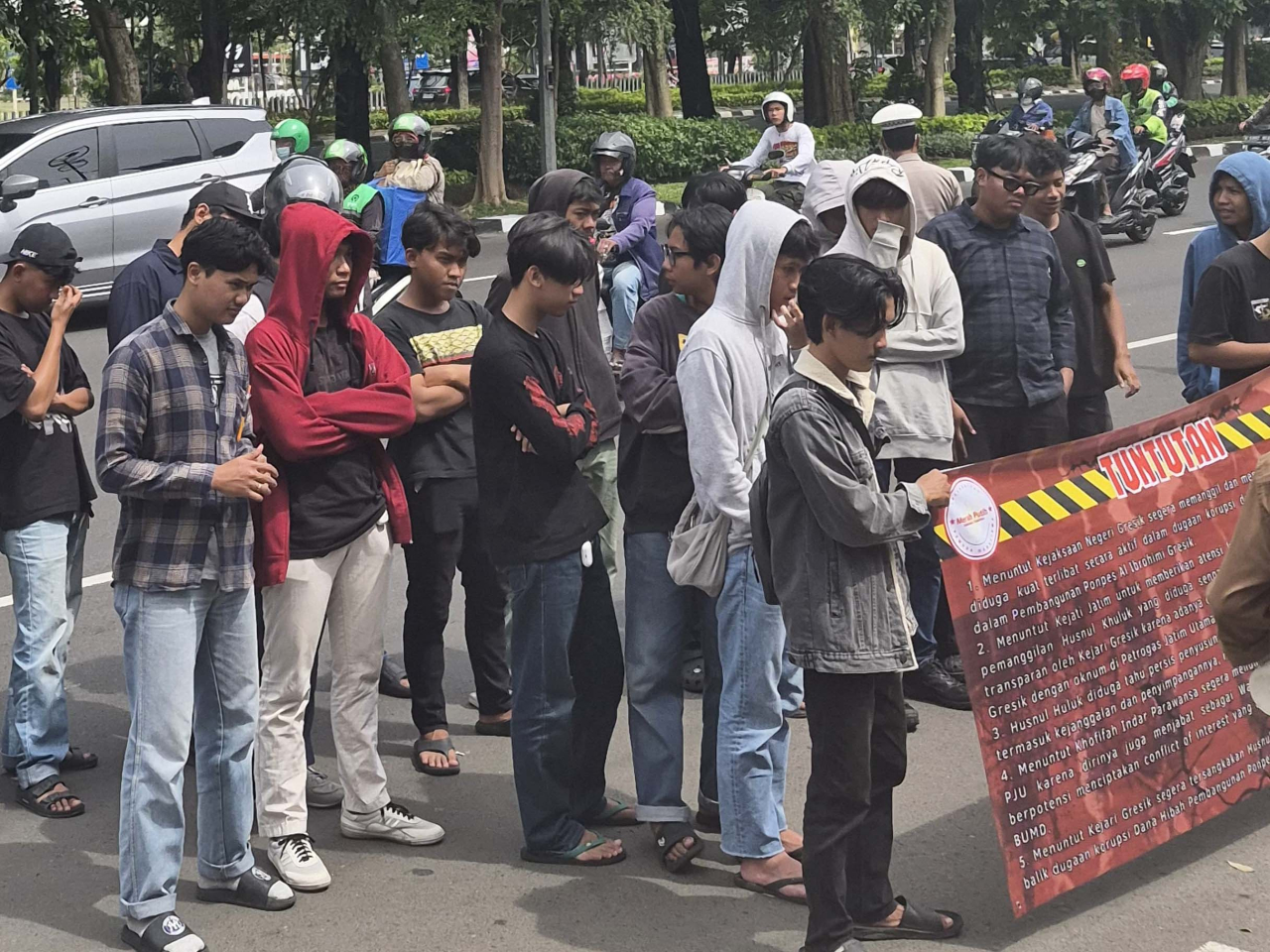 Solidaritas Pemuda Mahasiswa Merah Putih (SPM) Koordinator Jawa Timur kembali menggelar aksi unjuk rasa di depan Kejaksaan Tinggi Jawa Timur, Kamis siang, (26/02/2026).