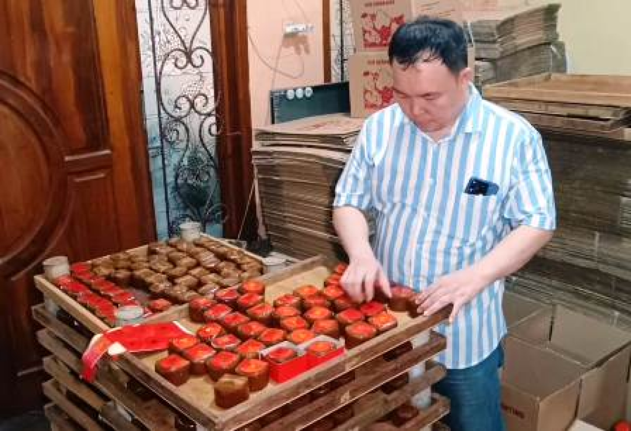 Fery Andrean pengusaha kue keranjang.