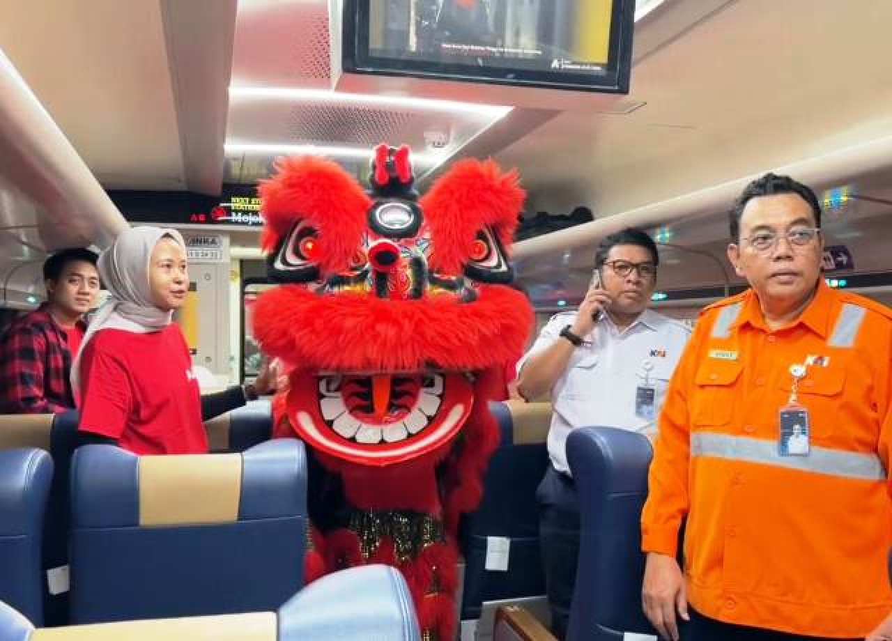 Barongsai di KAI Daop 8 Surabaya