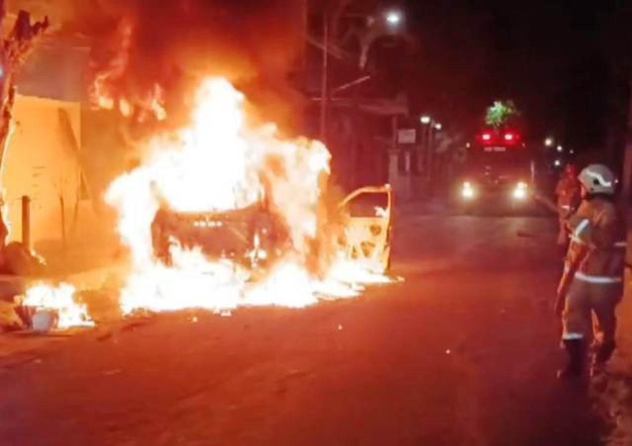 Mobil Toyota Avanza Veloz L-1918-ADQ Terbakar