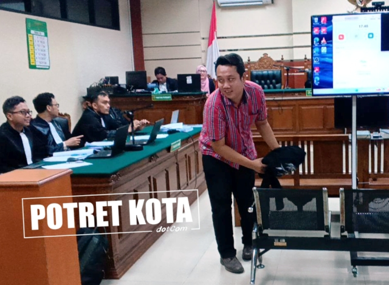 (baju kotak merah) Rendra Wahyu Kurniawan