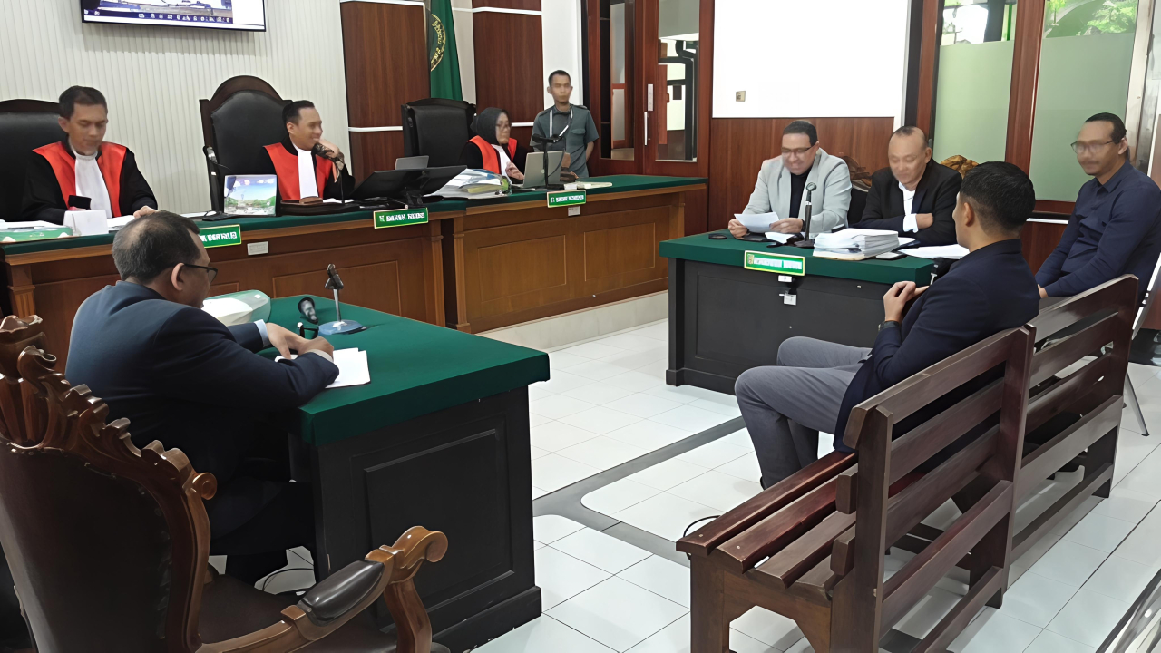 Saksi ahli hukum perdata Dr. Ghansham Anand hadir dalam persidangan gugatan pedagang Jembatan Merah Plaza (JMP) 2 terhadap PT Lamicitra Nusantara di Pengadilan Negeri Surabaya, Selasa, (03/02/2026).