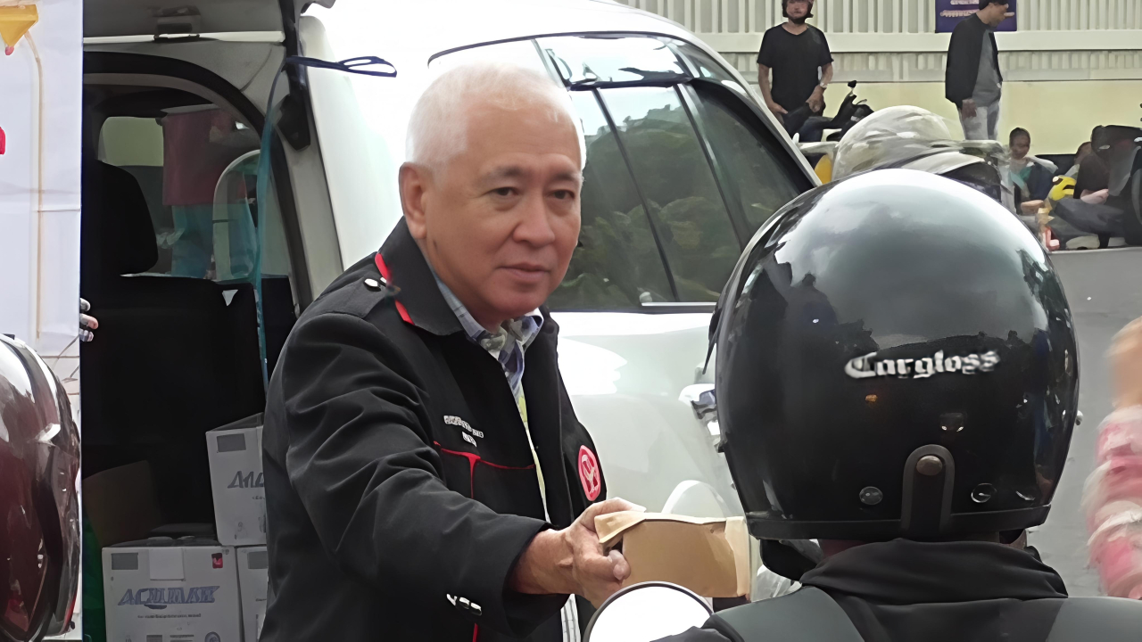 BPW PERADIN Jatim Berbagi Takjil, Ajak Masyarakat Taat Hukum DNA dan Aturan