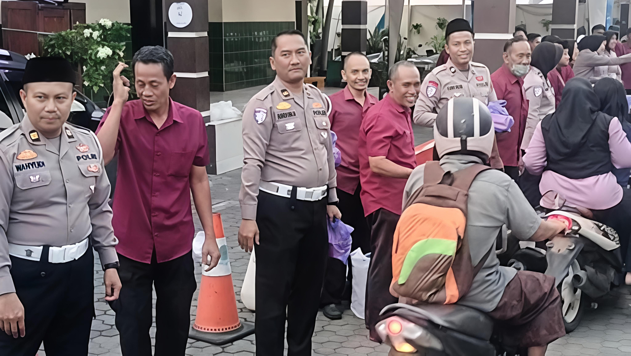 Petugas Samsat Kedung Cowek Ingatkan Pemudik Soal Kamseltibcar