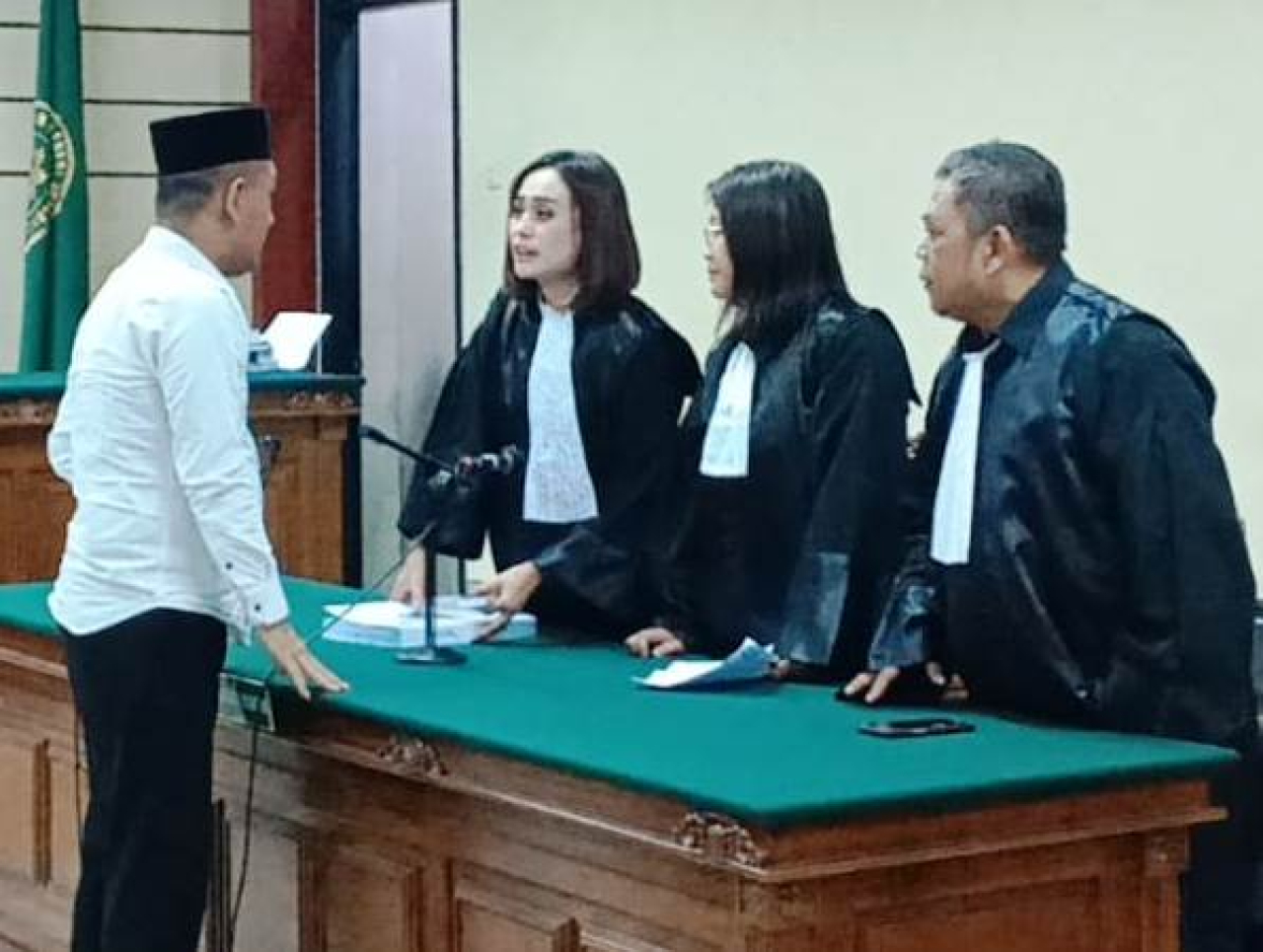 Terdakwa Sucipto bersama advokat.