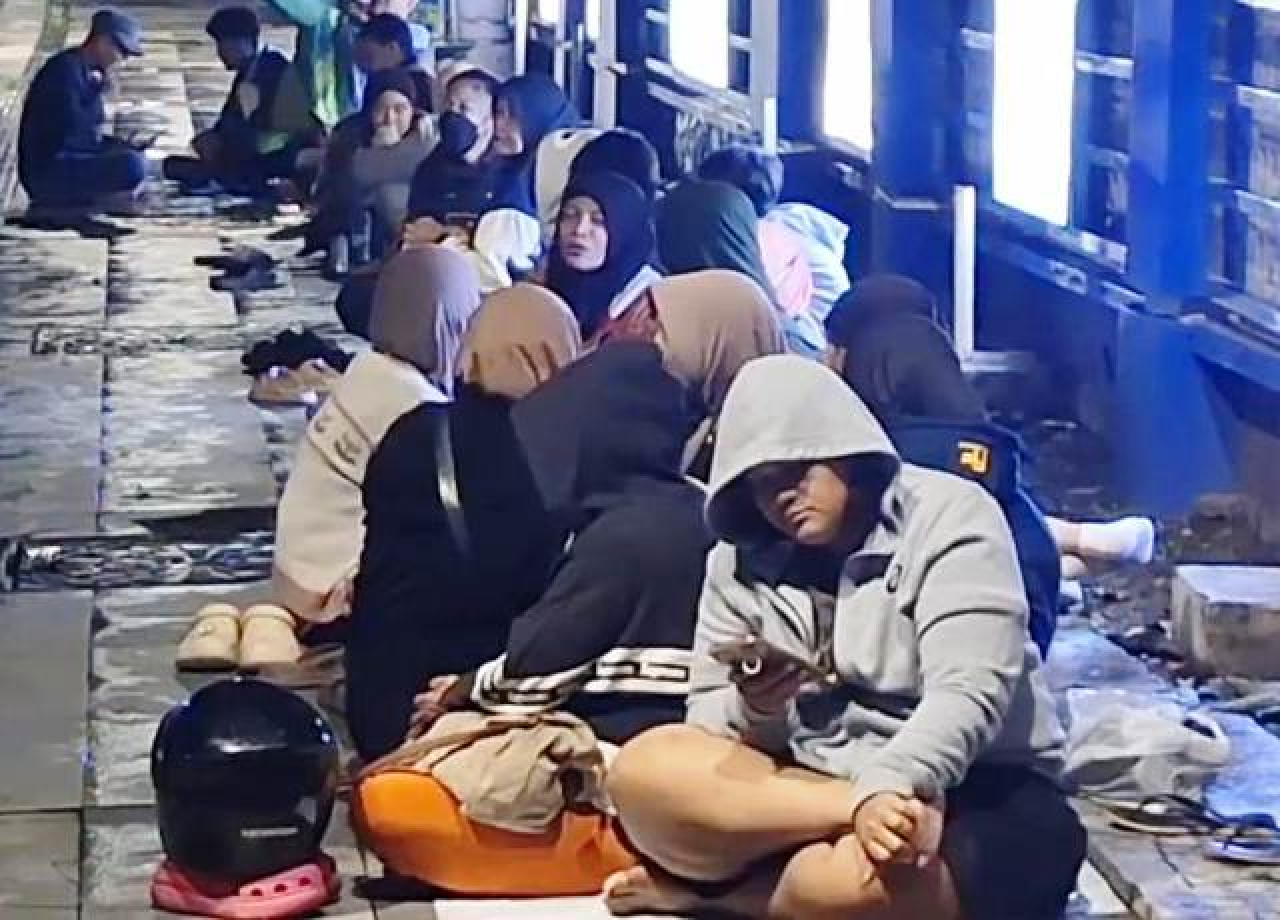 Demi Tiket Mudik Gratis Lebaran 2026, Warga Rela Menginap di Trotoar Kantor Dishub Jatim