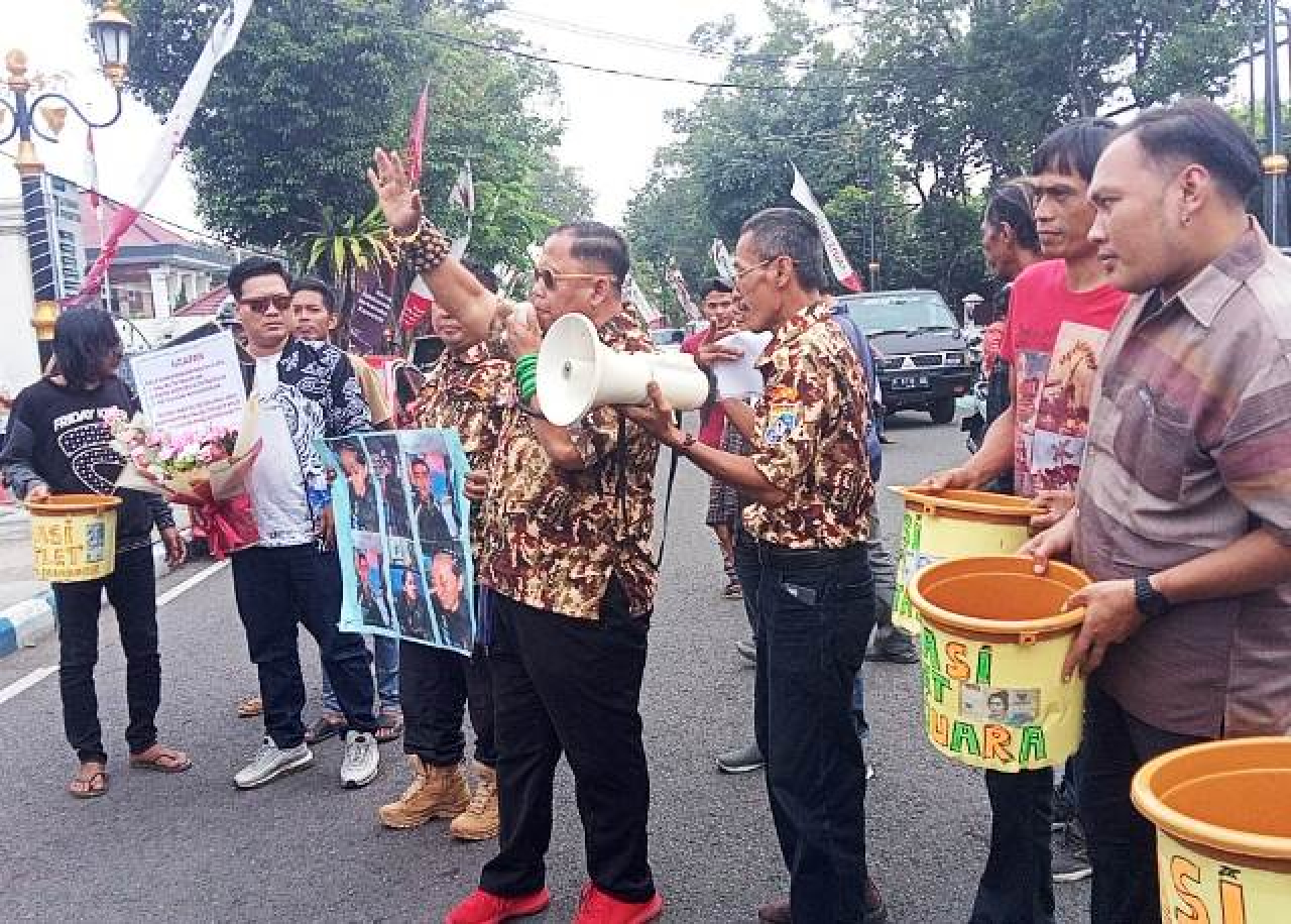 Massa meluruk kantor Wali Kota Pasuruan.