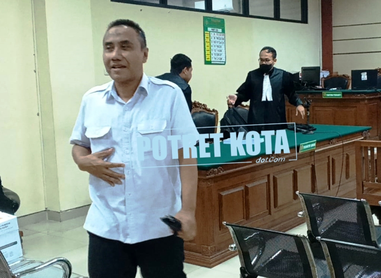 (Baju Putih) Terdakwa Ganjar Siswo Pramono