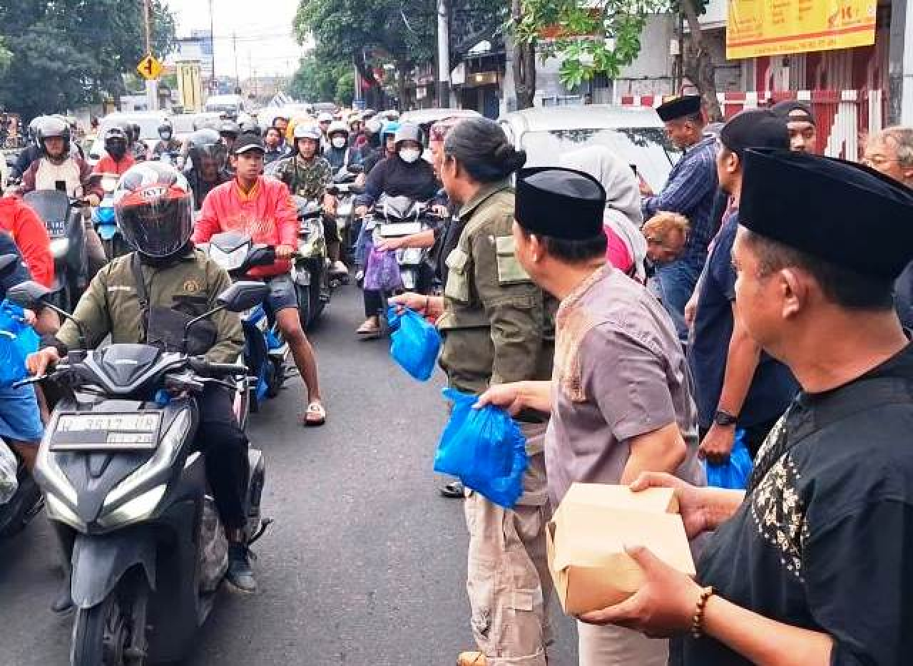 PWI Sidoarjo Bagikan 650 Paket Takjil kepada Pengguna Jalan