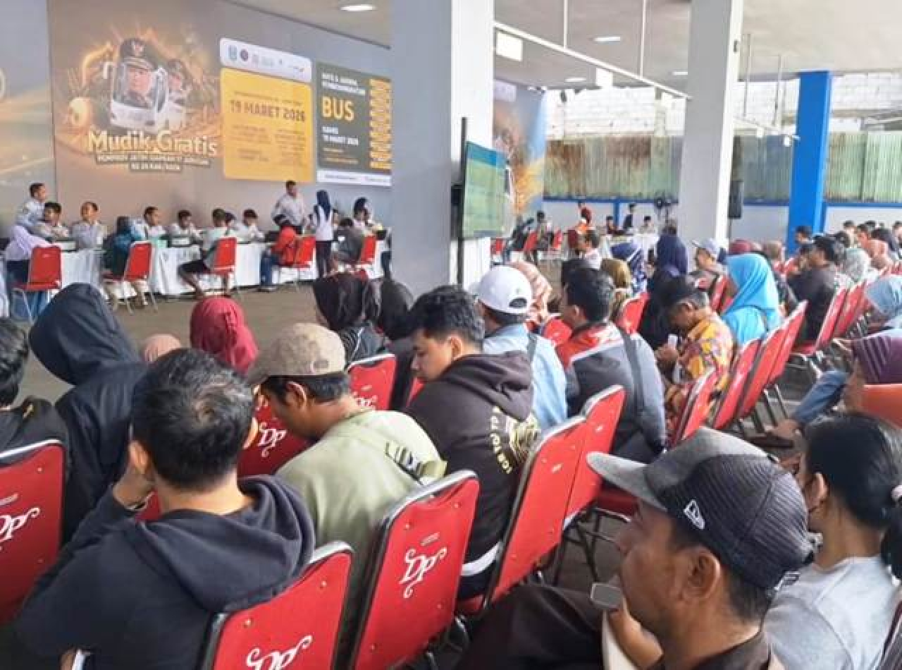 Warga Berburu Tiket Mudik Gratis di Dishub Jatim