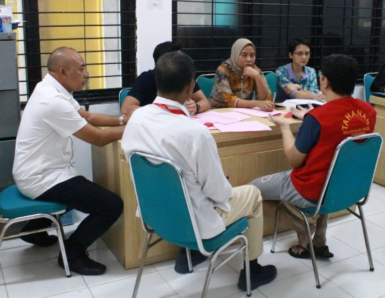 Samuel Ardi Kristanto, Mohammad Yasin dan Sugeng Yulianto di Kejari Surabaya.