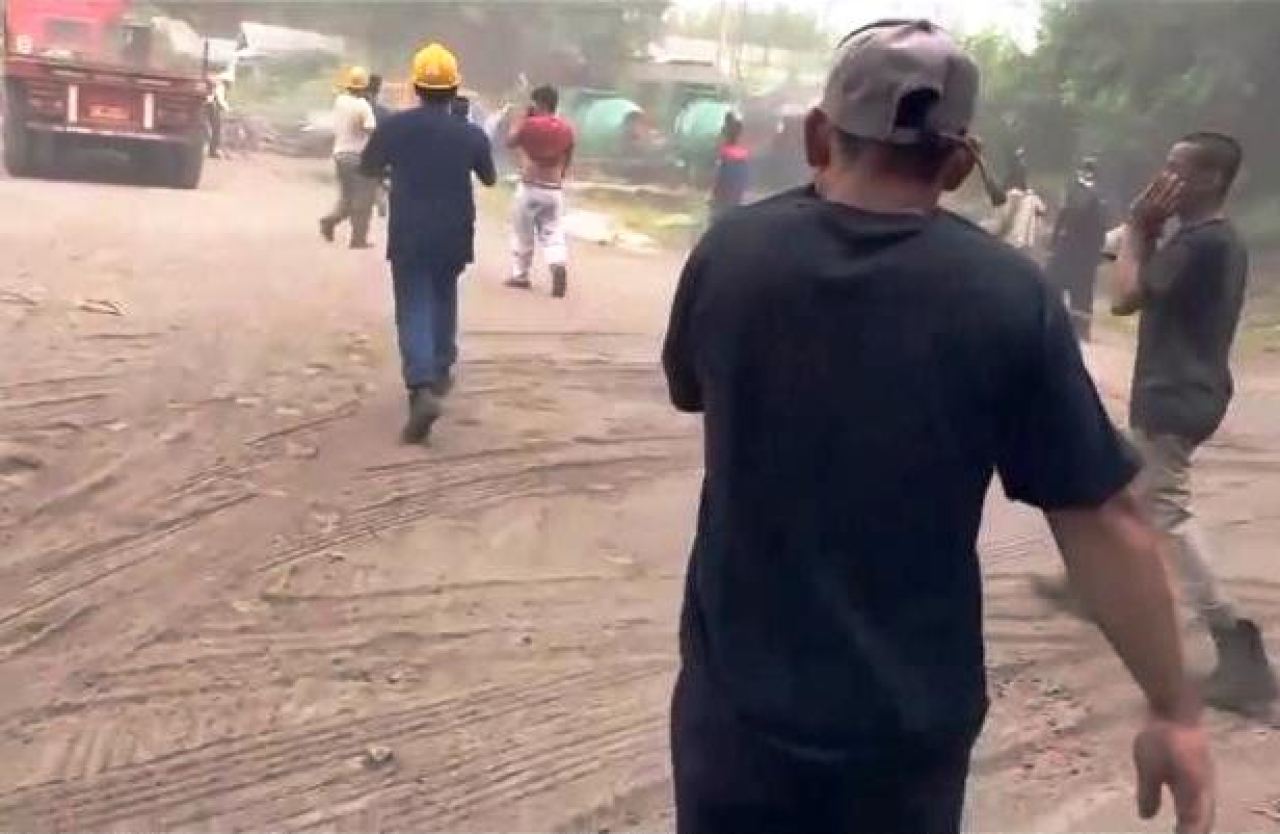 Pekerja saat menyelamatkan diri dari ledakan