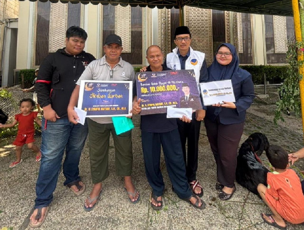 Ketua NasDem Surabaya Serahkan Bantuan Rp10 Juta dan Hewan Kurban ke Masjid Al-Musthofa