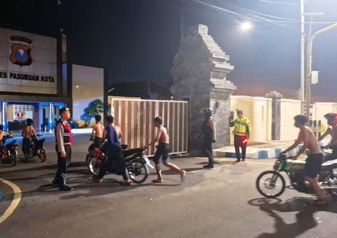Patroli Pleton Siaga Polres Pasuruan Kota Amankan 16 Motor dan Miras