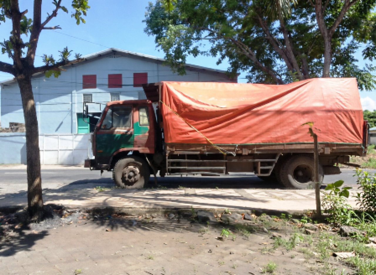 Truk parkir sembarangan menutup akses masuk keluar warga Perumahan Pulau Mas Regency