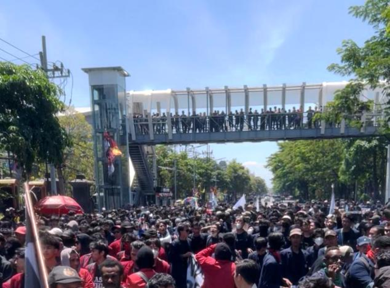 Hari Ini Ribuan Mahasiswa Aliansi BEM Surabaya Demo di Grahadi