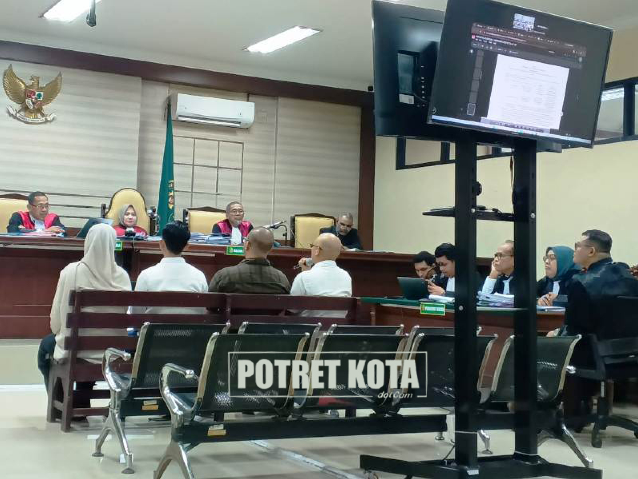 (dari kiri) Lia Indi Agustiana, Nasrullah, Elvin Syah Putra, Warsilan.