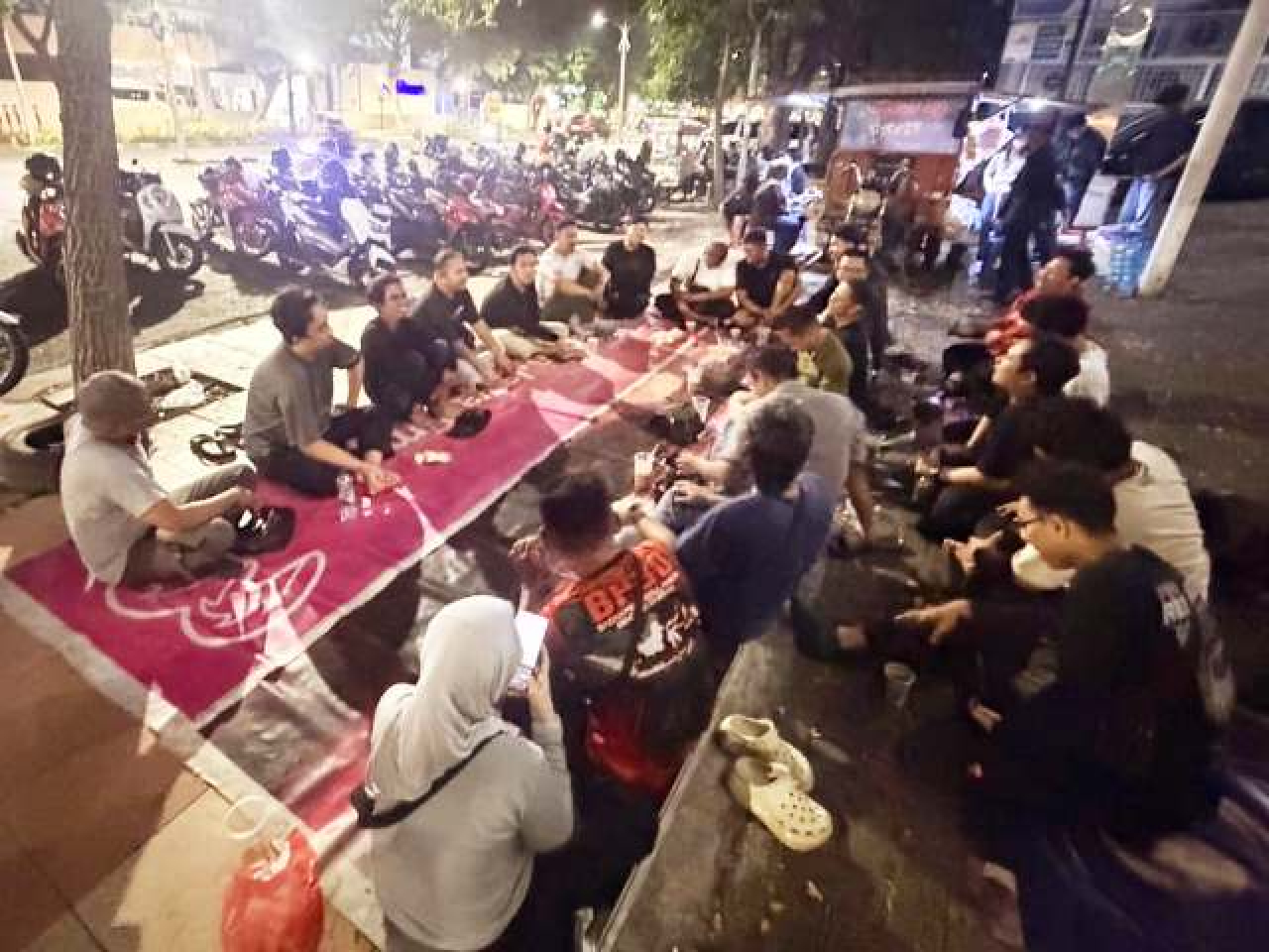 Ngopi, Relawan dan Petugas Duduk Bersama untuk Keselamatan Warga