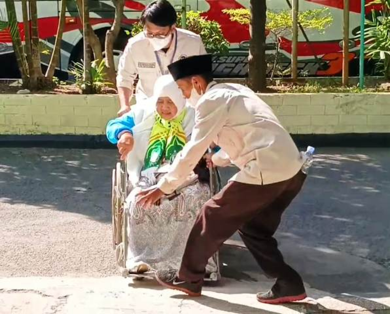 PPIH Debarkasi Surabaya Berikan Layanan Khusus bagi Jemaah Lansia dan Pengguna Kursi Roda