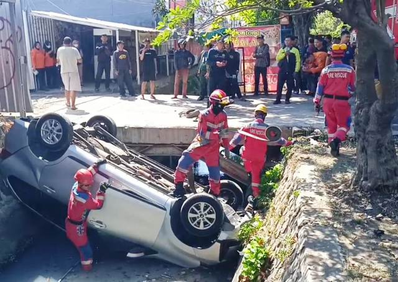 Mobil SUV Berisi Ibu dan Anak Masuk Sungai Kalidami Surabaya