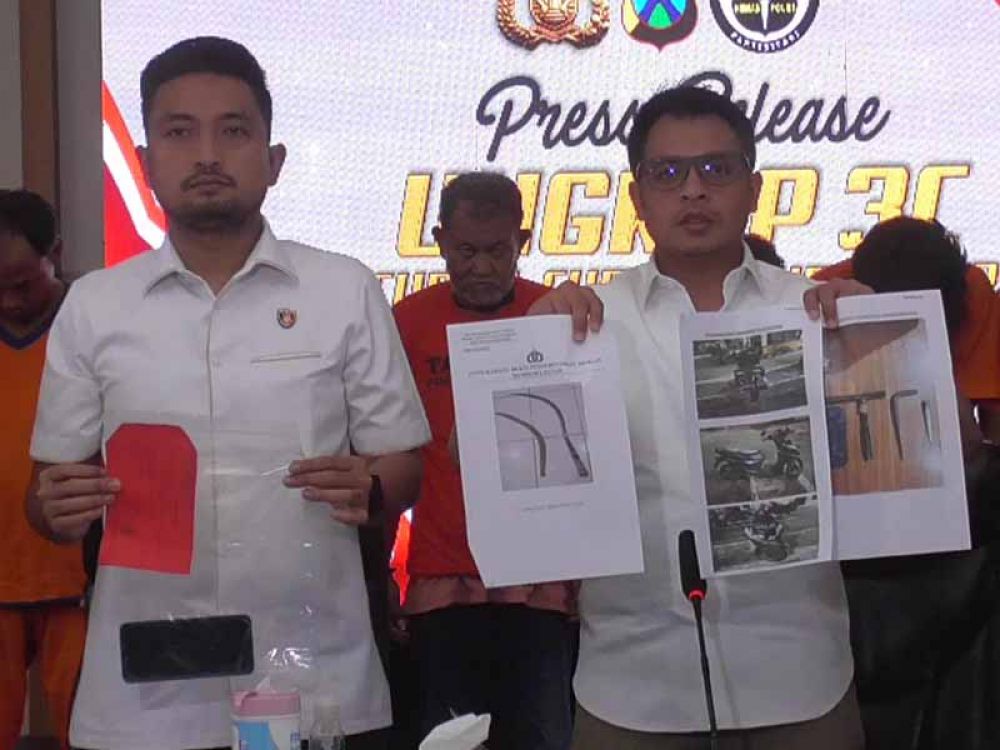 AKBP Hendro Sukmono, Kasat Reskrim Polrestabes Surabaya (kanan), saat merilis tersangka 3C di Gedung Pesat Gatra, Bagian Operasional Polrestabes Surabaya, Rabu, (05/06/2024). 