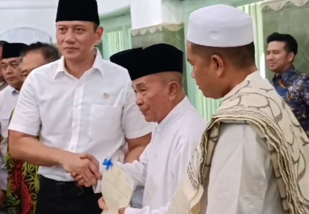 Menteri AHY Beri Sertifikat Wakaf di Kawasan Makam Sunan Giri Gresik