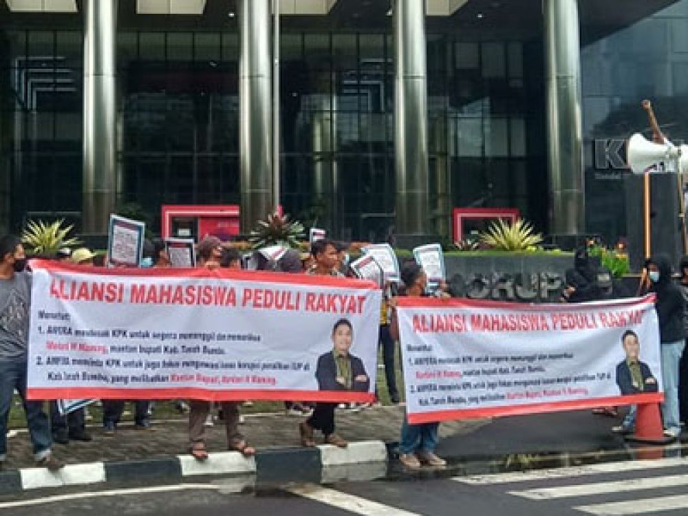 Aksi massa AMPERA di depan gedung KPK.