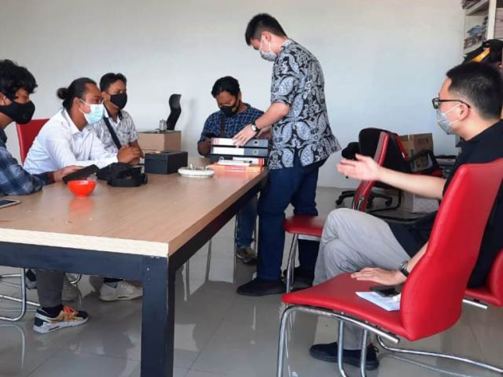 Dicky Reyhan menunjukkan surat kontrak kerja