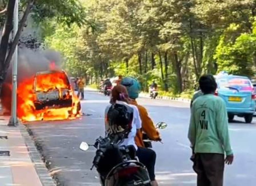 Angkutan Umum Terbakar di Jalan Raya Menur