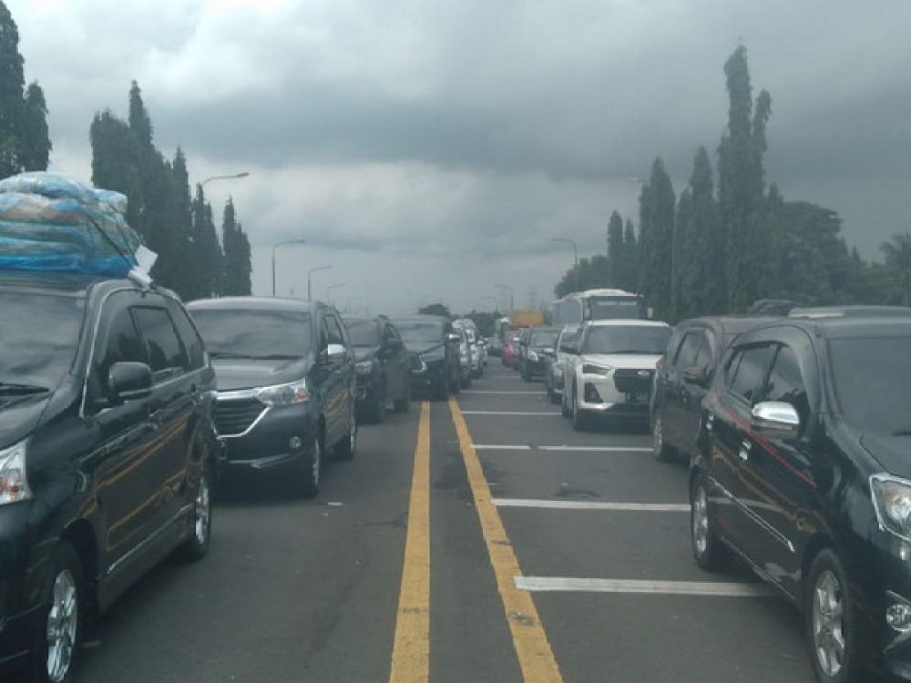 Foto : Antrean Kendaraan di dalam tol Merak, Sabtu (30/4) siang