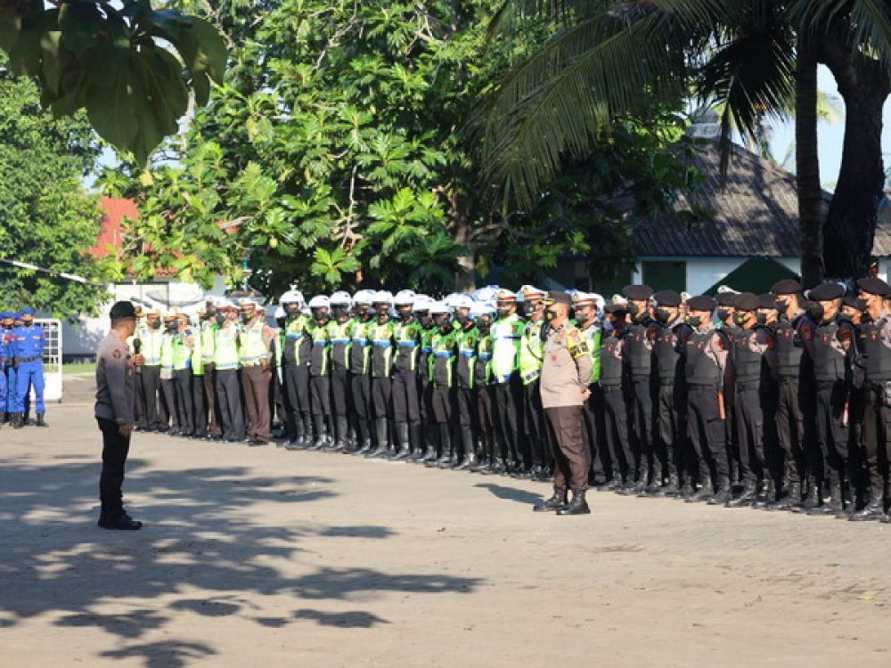 Foto : Polda Banten gelar pasukan antisipasi kepadatan menuju wisata Pantai Anyer, Selasa, 03 Mei 2022.