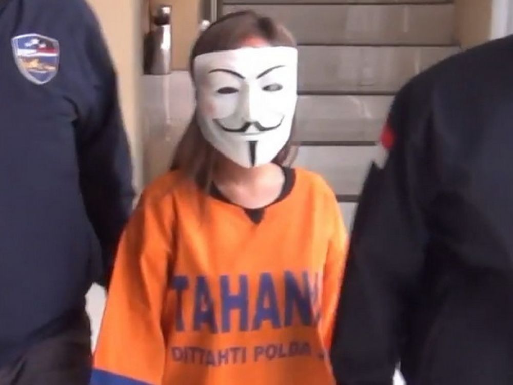 Tersangka APK setelah ditangkap petugas Polda Jatim.