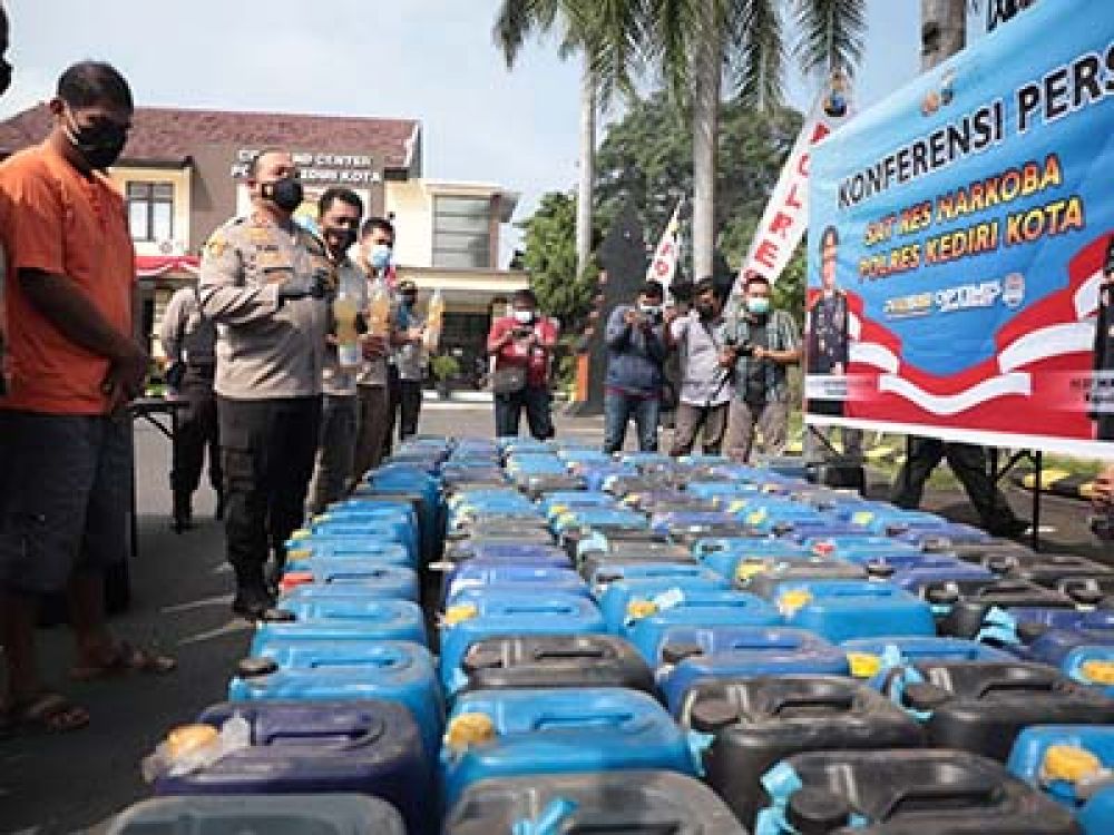 Polres Kediri Gagalkan Peredaran Ribuan Liter Arak Jawa