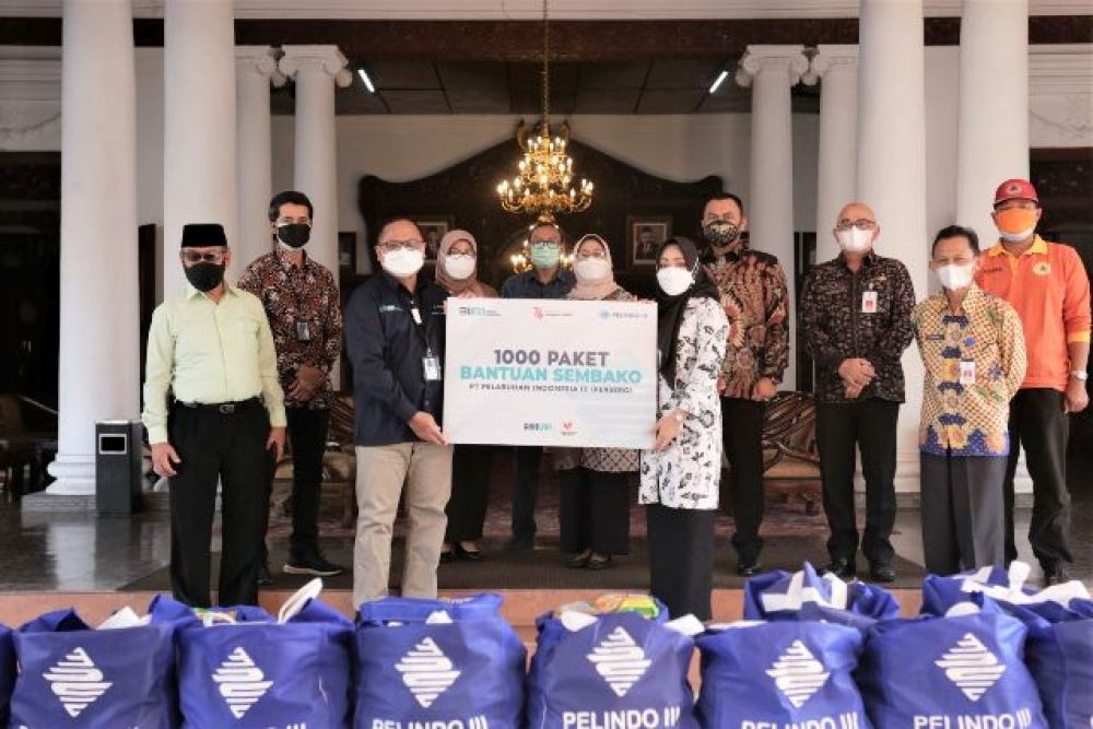 Pelindo III Bagikan 1000 Sembako Gratis di Pacet