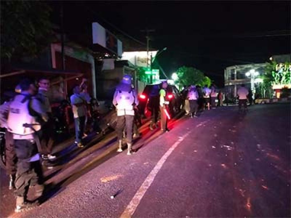 Petugas Polres Dompu saat membubarkan kericuhan.