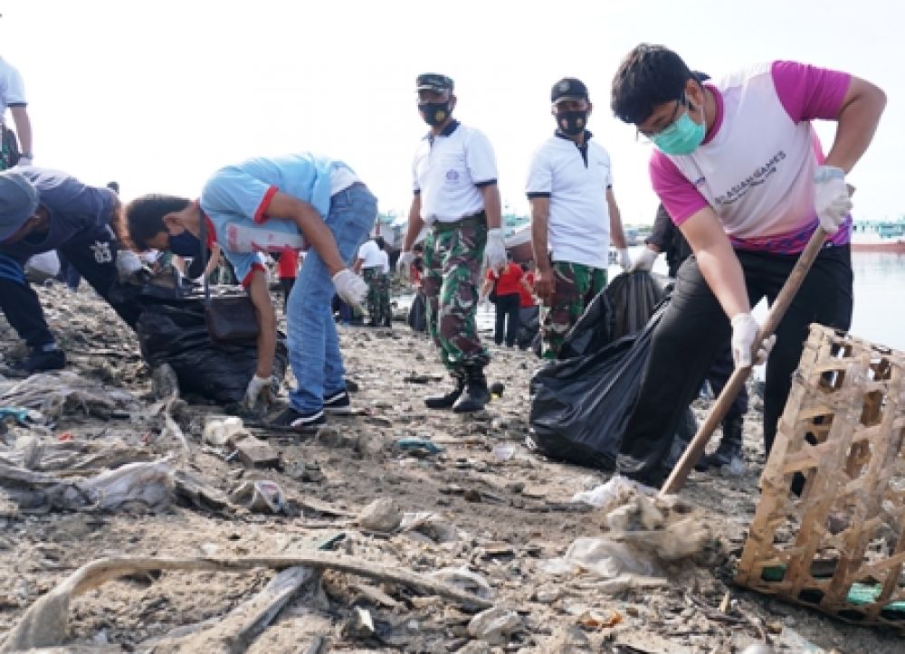 PT Pelindo III Bersihkan Sampah Kiriman di Benoa