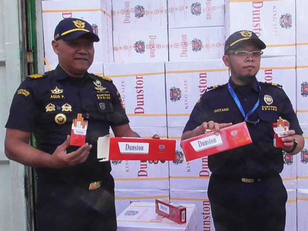 16 Kontainer Rokok Uni Emirat Arab Tak Bertuan di Tanjung Perak Surabaya