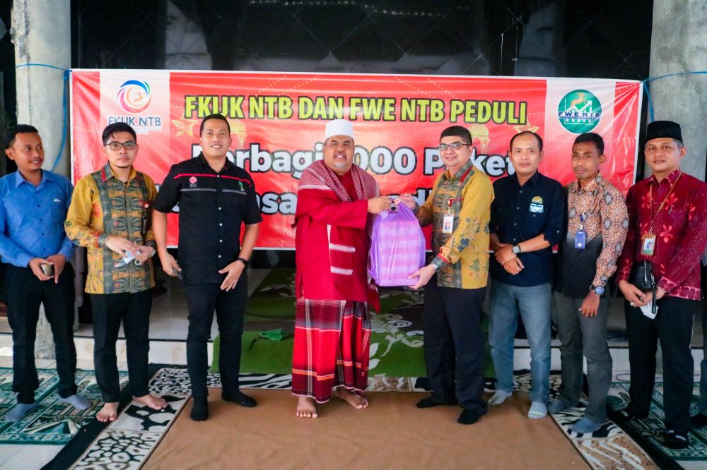 FKIJK dan FWE Bagi 1.000 Paket untuk Yatim Duafa