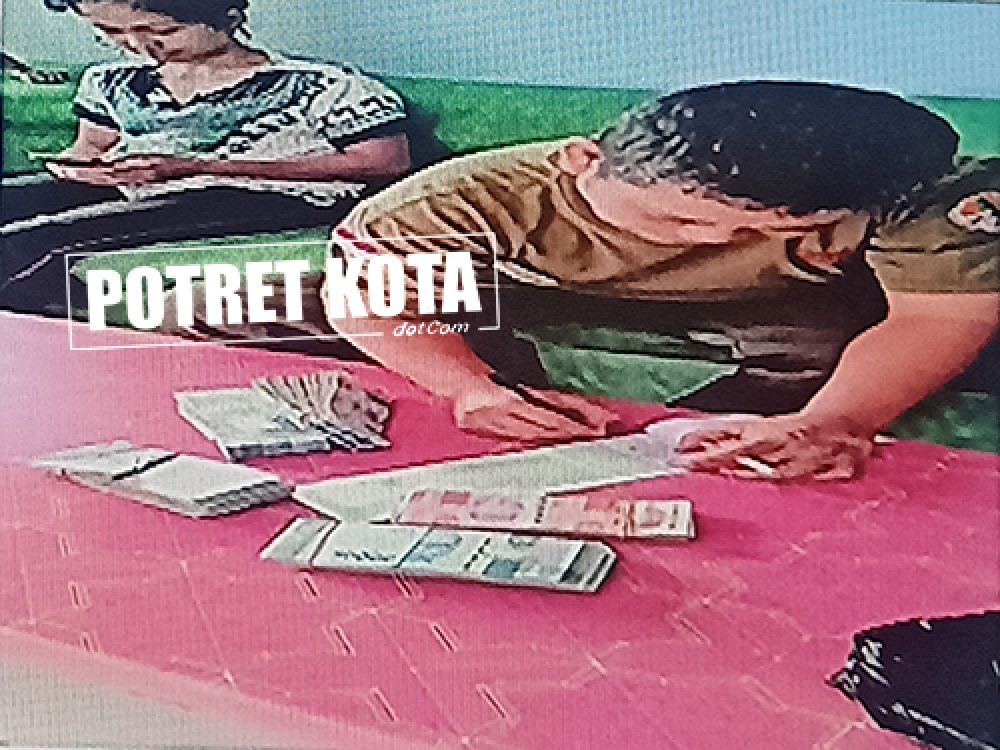 Hanafi saat menerima uang dari warga Desa Tambaksari