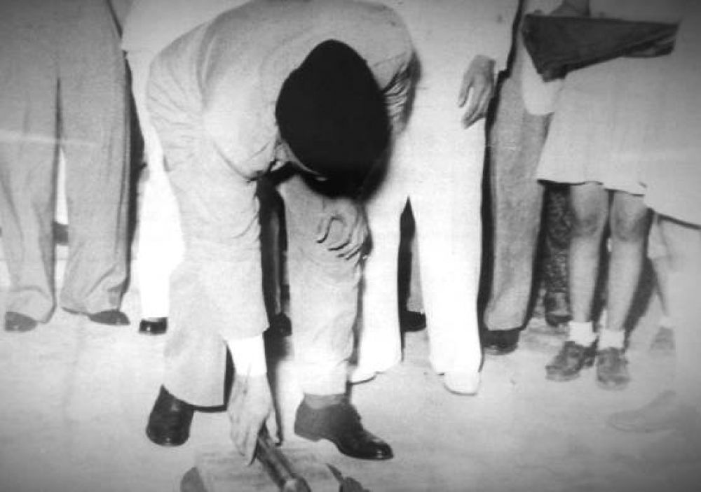 Bung Karno dalam prosesi peletakan batu pertama pembangunan Tugu Pahlawan.