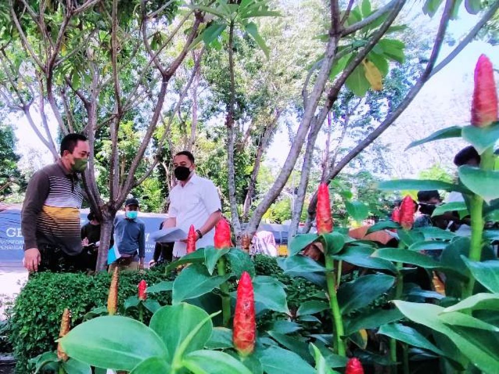 Agus Hebi Djuniantoro bersama Eri Cahyadi cegah global warming