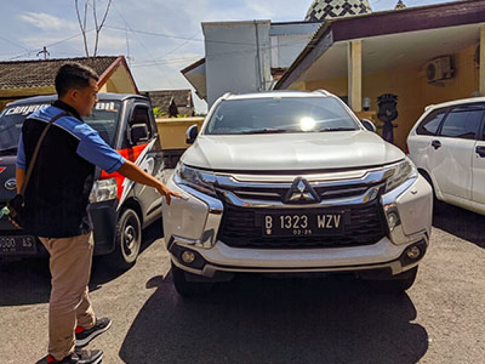 Foto istimewa: Mobil Dinas Bupati Bojonegoro warna putih.