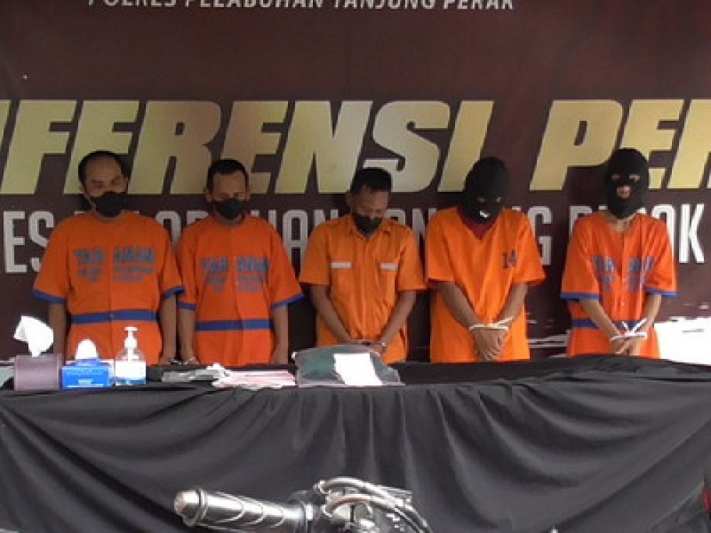 Polres Pelabuhan Tanjung Perak Surabaya pamer 5 tersangka.