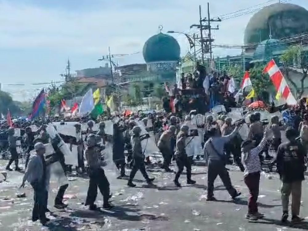 Demo RUU Pilkada 2024 di DPRD Jatim Ricuh