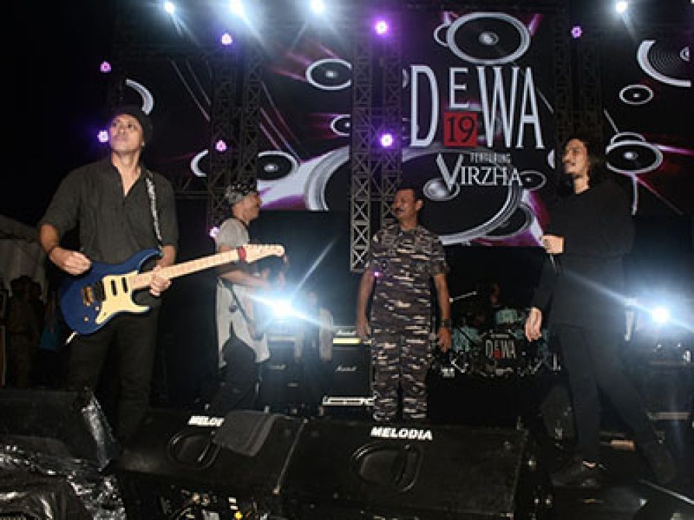 Dewa19 saat konser di Navy Jazz Traffic Festival 2022.