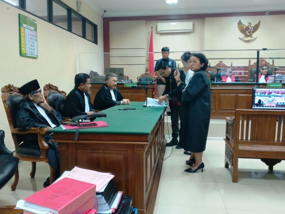 Prof. Dr. Topane Gayus Lumbuun, S.H., M.H kuasa hukum Christiana dan Woe Chandra Xennedy Wirya, mengajukam PK di PN Tipikor Surabaya.