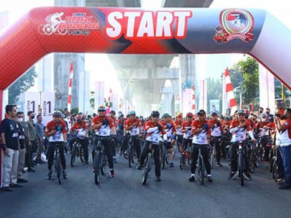 Kapolri Sigit (tengah) saat memulai Fun Bike di Mabes Polri.
