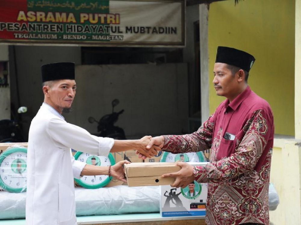 Kiai Muda Ganjar Bantu Warga dan Santri Magetan