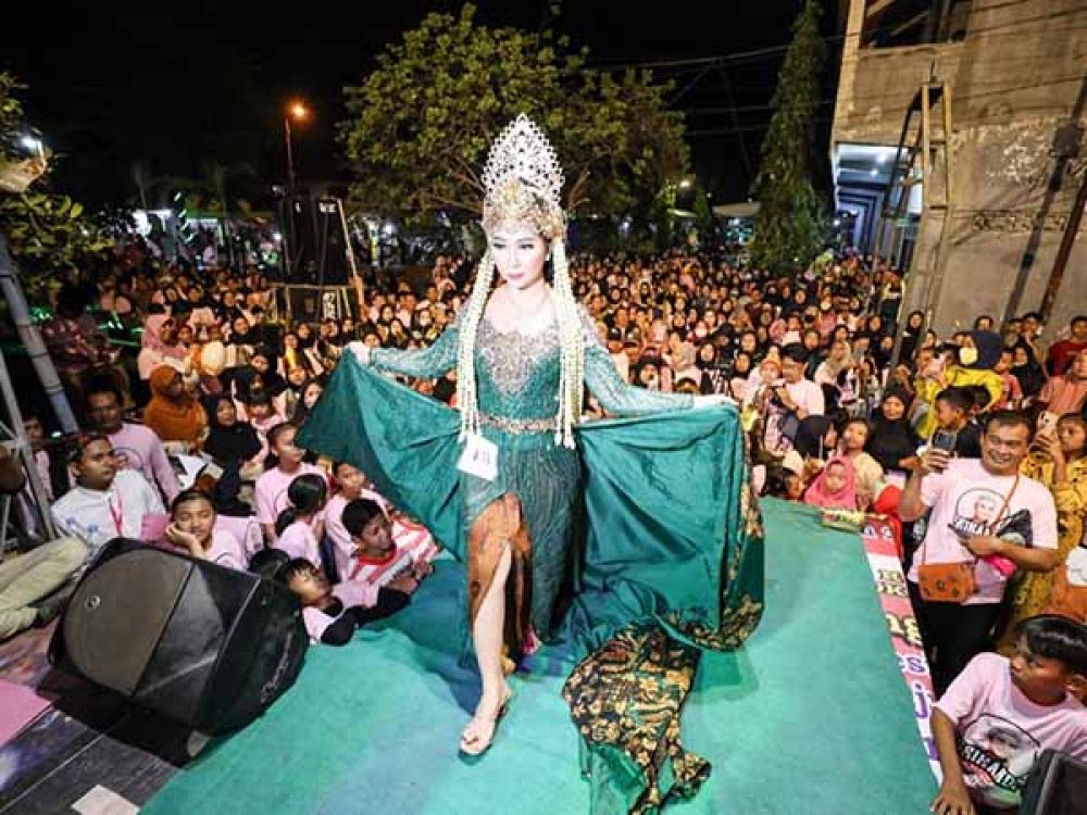 Salah satu peserta 'September Berbudaya Bersama Srikandi Ganjar' berjalan dan memeragakan busana ala Nyai Roro Kidul.