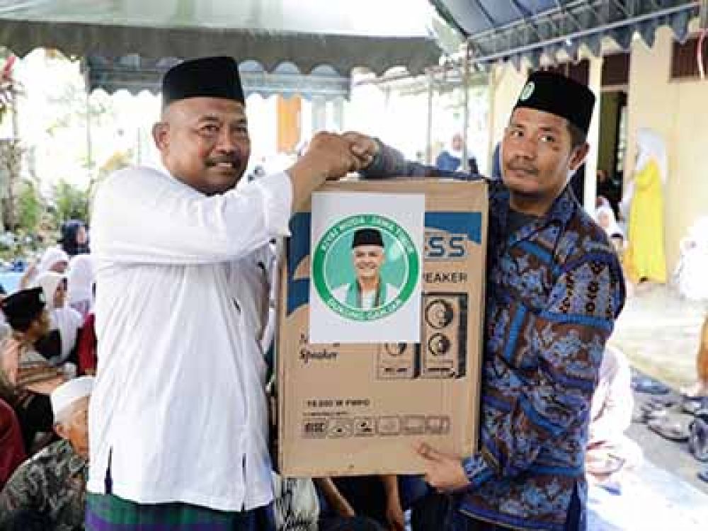 Relawan Kyai Muda Jawa Timur (Jatim) saat menyalurkan bantuan untuk Majelis Taklim Darut Tauhid di Desa Pucangan, Kecamatan Montong, Kabupaten Tuban, Jawa Timur pada Minggu (22/1/2023).